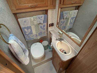 2001 Fleetwood Class C motor home - Image 10