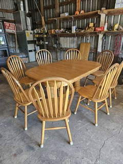 Solid wood 🪵 oak table with 8 chairs