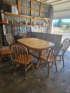 Solid wood 🪵 oak table with 8 chairs - Image 2
