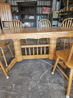 Solid wood 🪵 oak table with 8 chairs - Image 3