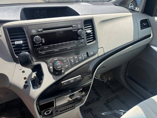 2013 Toyota Sienna LE Minivan - Image 10