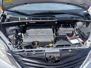 2013 Toyota Sienna LE Minivan - Image 16