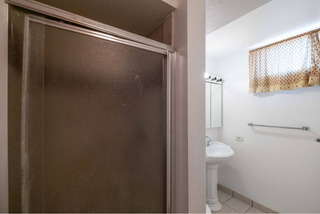 Spacious 6 bed home with dual living potential - Image 16