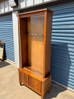 Pristine Solid Cherry Rifle Cabinet w/ 2 Lights & Sliding Glass Doors - Image 3