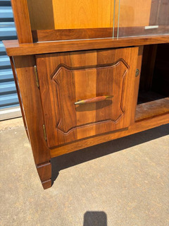 Pristine Solid Cherry Rifle Cabinet w/ 2 Lights & Sliding Glass Doors - Image 4