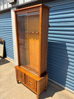 Pristine Solid Cherry Rifle Cabinet w/ 2 Lights & Sliding Glass Doors - Image 5