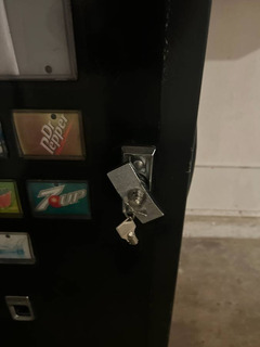 Coke vending machine - Image 2