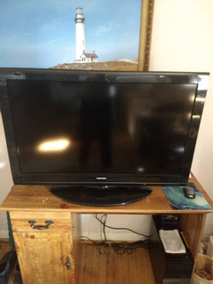 Toshiba 40" flat screen TV - Image 2