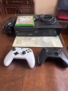 Xbox One with two controllers & GTA5