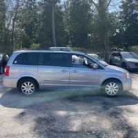 2016 Chrysler Town and Country - FINANCING AVAILABLE! - Dealmaker Auto DEALMAKER AUTO SALES - - Image 3