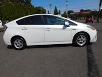 2010 Toyota Prius III hatchback Blizzard PearlCALL 503-836-3777 FOR AVAILABILITY - Image 6