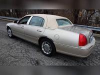 2006 Lincoln Town Car Signature Limited 4dr Sedan - Image 6