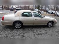 2006 Lincoln Town Car Signature Limited 4dr Sedan - Image 9
