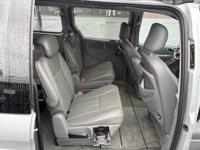 2007 Chrysler Town & Country Touring - WHEELCHAIR LIFT / ONLY 29K MILE Wheelchair Van In Beaverton - Image 10