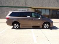 2020 TOYOTA SIENNA HANDICAPPED WHEELCHAIR MOBILITY POWER RAMP VAN Irving, TX - Image 3