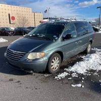 2005 Chrysler Town and Country, leather, 3rd row, runs good! Olney, Philly - Image 2