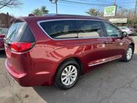 2019 Chrysler Pacifica Touring L Van Dependable Auto Outlet - Image 5