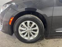 2018 Chrysler Pacifica Touring L Minivan 4D north chicagoland - Image 10