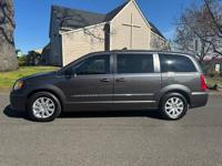 2015 Chrysler Town & Country Touring-L | Clean title | DVD | Stow n Go Vancouver - Image 4