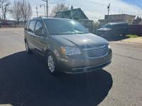 2015 Chrysler Town & Country Touring-L | Clean title | DVD | Stow n Go Vancouver - Image 9