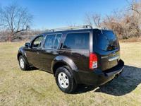 2012 Nissan Pathfinder LE 4x4 4dr SUV _Nissan_ _Pathfinder_ _Sedan_ - Image 4