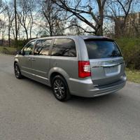 2015 Chrysler Town and Country S Nashville - Image 7