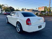 💥BEAUTIFUL 2006 CHRYSLER 300C 5.7L HEMI AWD RARE💥 South Salem - Image 4