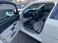 💥BEAUTIFUL 2006 CHRYSLER 300C 5.7L HEMI AWD RARE💥 South Salem - Image 8