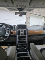 2010 Chrysler town and country Covington - Image 7