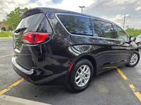 2017 Chrysler Pacifica LX Downers Grove - Image 6