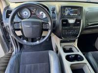 2014 Chrysler Town and Country - FINANCING AVAILABLE! - DEALMAKER AUTO SALES - - Image 10