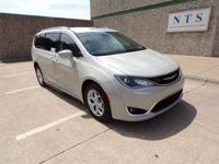32K MILE CHRYSLER PACIFICA TOURING-L PLUS HANDICAP WHEELCHAIR RAMP VAN Irving, TX - Image 4