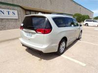 32K MILE CHRYSLER PACIFICA TOURING-L PLUS HANDICAP WHEELCHAIR RAMP VAN Irving, TX - Image 8