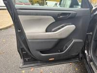 2021 Toyota Highlander L AWD (Natl) LOW WEEKLY PAYMENTS! + IF WE CANT APPROVE YOU, NO ONE CAN!!! - Image 9