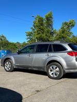 2011 Subaru Outback Limited AWD * High Miles * Daily driver - Image 3