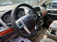 2015 Chrysler Town and Country Touring L * FULLY LOADED * - Image 10