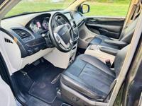 2016 Chrysler Town & Country Touring L 4dr Mini Van _Chrysler_ _Town & Country_ _Sedan_ - Image 10