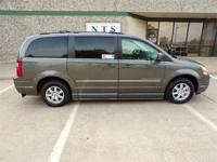 CHRYSLER TOWN & COUNTRY TOURING HANDICAPPED WHEELCHAIR PWR RAMP VAN Irving, TX - Image 3