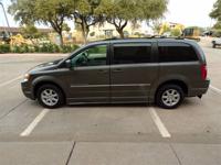 CHRYSLER TOWN & COUNTRY TOURING HANDICAPPED WHEELCHAIR PWR RAMP VAN Irving, TX - Image 6