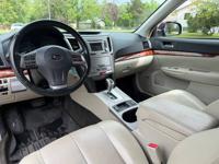 2012 Subaru Outback Limited *Well maintained* - Image 9