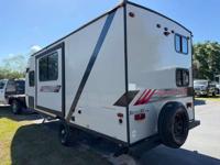 2020 Forest River WILDWOOD PLATIUM 178BHSKK BUNK BEDS + Gator Truck Center of Ocala - Image 4
