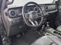 2020 Jeep Gladiator Overland 4x4 4WD Truck SUV Crew cab AUTONATION Call (281) 769-3274 for a personalized Video Walkaround - Image 10