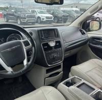 2015 Chrysler Town and country touring * Highway miles* Runs great - Image 8