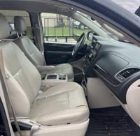 2015 Chrysler Town and country touring * Highway miles* Runs great - Image 9