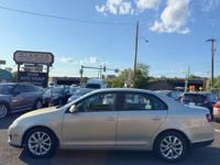 2010 VOLKSWAGEN JETTA LOW MILES CLEAN CARFAX GREAT ON GAS RUNS GREAT FEASTERVILLE - Image 4