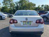 2010 VOLKSWAGEN JETTA LOW MILES CLEAN CARFAX GREAT ON GAS RUNS GREAT FEASTERVILLE - Image 6