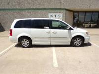 FULLY SERVICED CHRYSLER TOWN & COUNTRY HANDICAP WHEELCHAIR RAMP VAN Irving, TX - Image 3