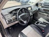 2010 Chrysler Town and Country Touring Warr Acres - Image 8