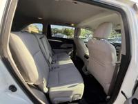 2017 Toyota Highlander LE 4dr SUV (2.7L I4) CRYSTAL AUTO SALES ~ NASHVILLE - Image 10