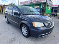 2014 Chrysler Town and Country Touring C - Image 3